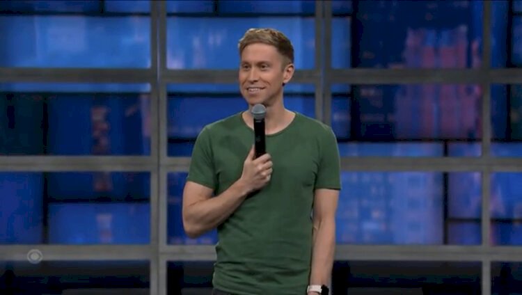 ecco-il-set-di-russell-howard-in-“the-late-show”-[thelaughbutton]